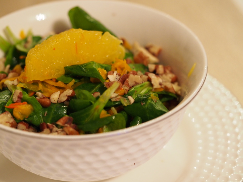 Salat mit Feldsalat, Orangen, Walnüssen und geraspeltem Hokkaido Kürbis
