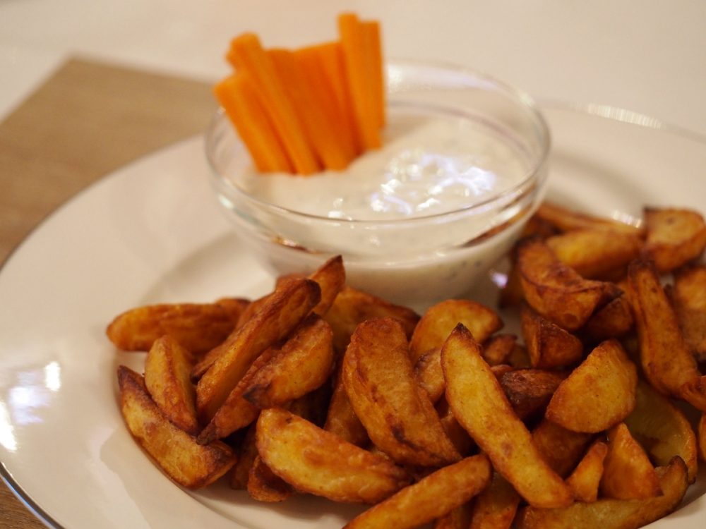 Kartoffelwedges mit Knoblauchdip