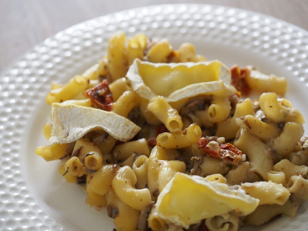 Mac and Cheese mit Camembert und getrockneten Tomaten