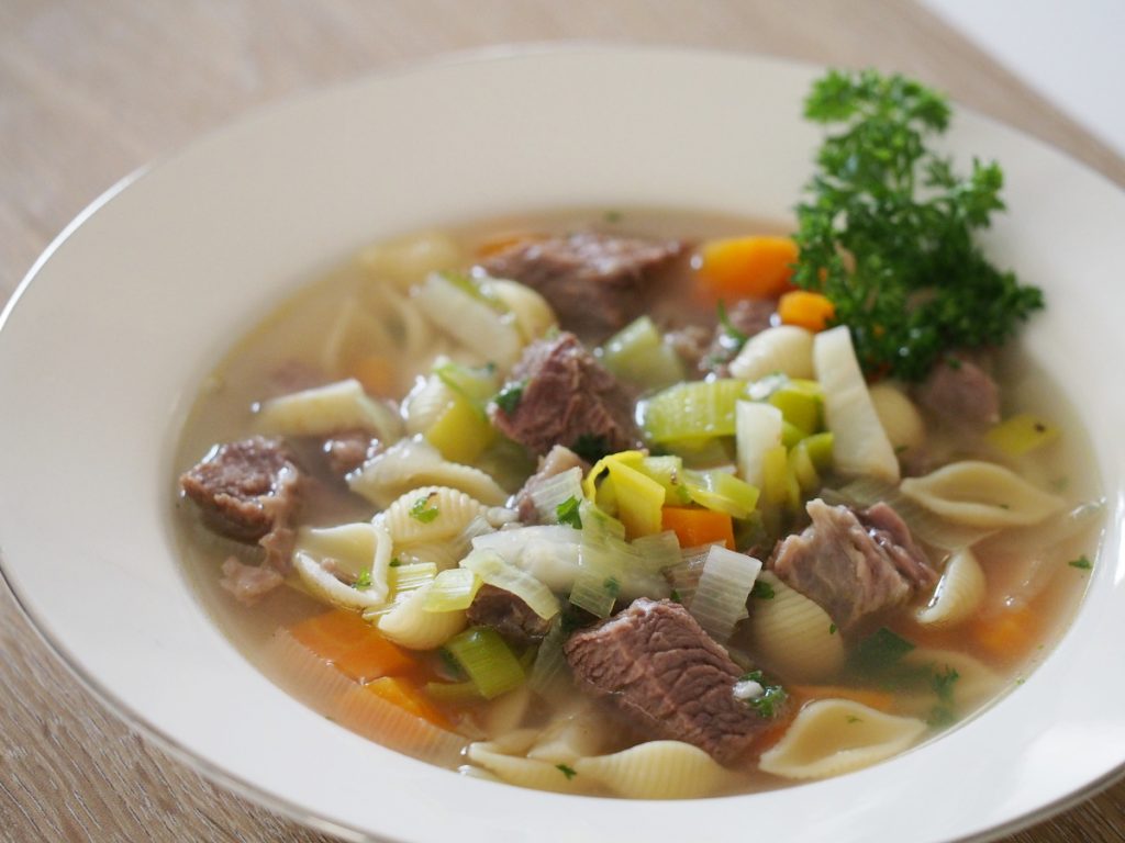 Rindfleischsuppe mit Nudeln