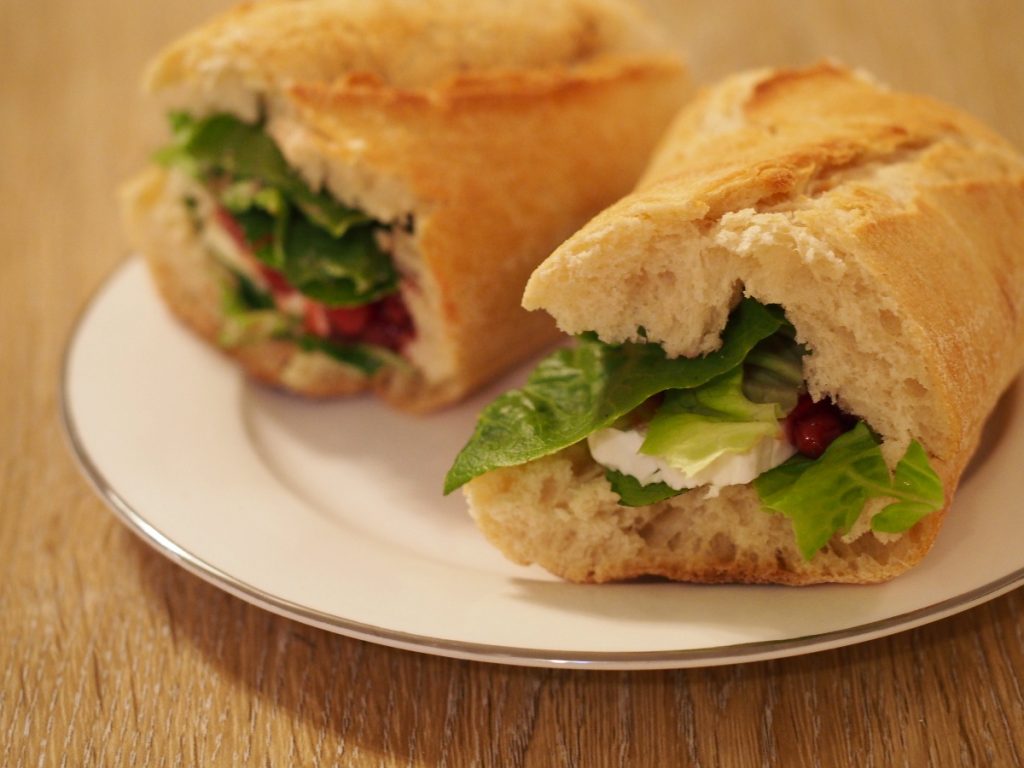 Sandwich mit Camembert und Preiselbeeren