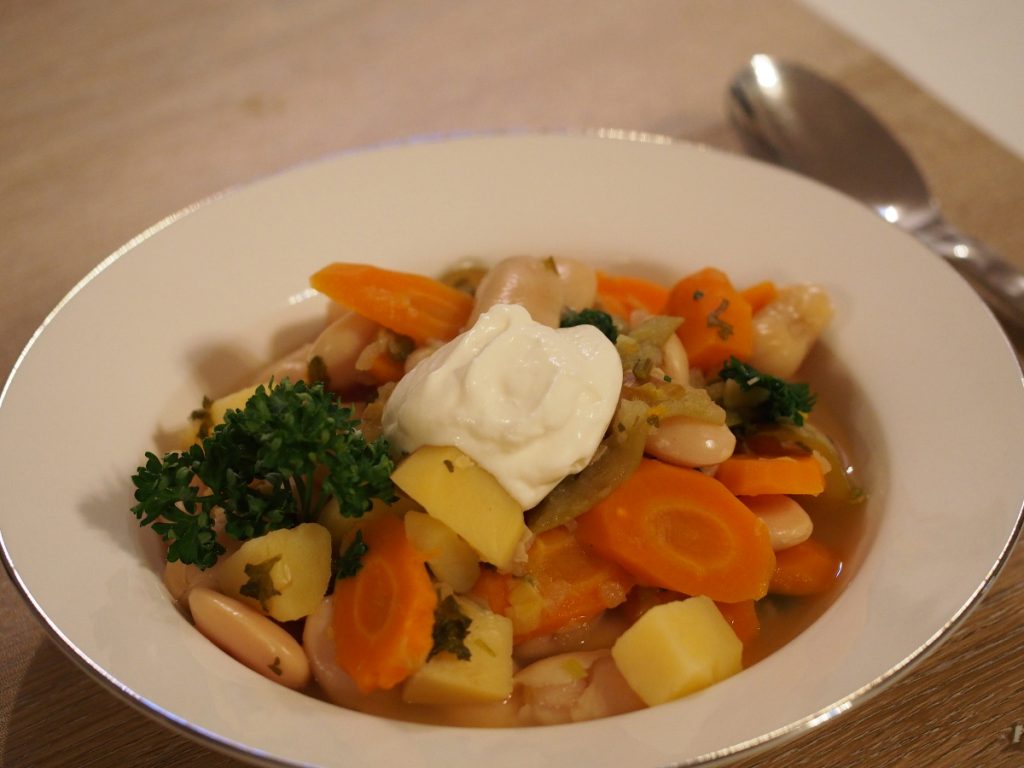 Eintopf mit Kartoffeln, Bohnen und Apfel