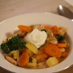 Eintopf mit Kartoffeln, Bohnen und Apfel