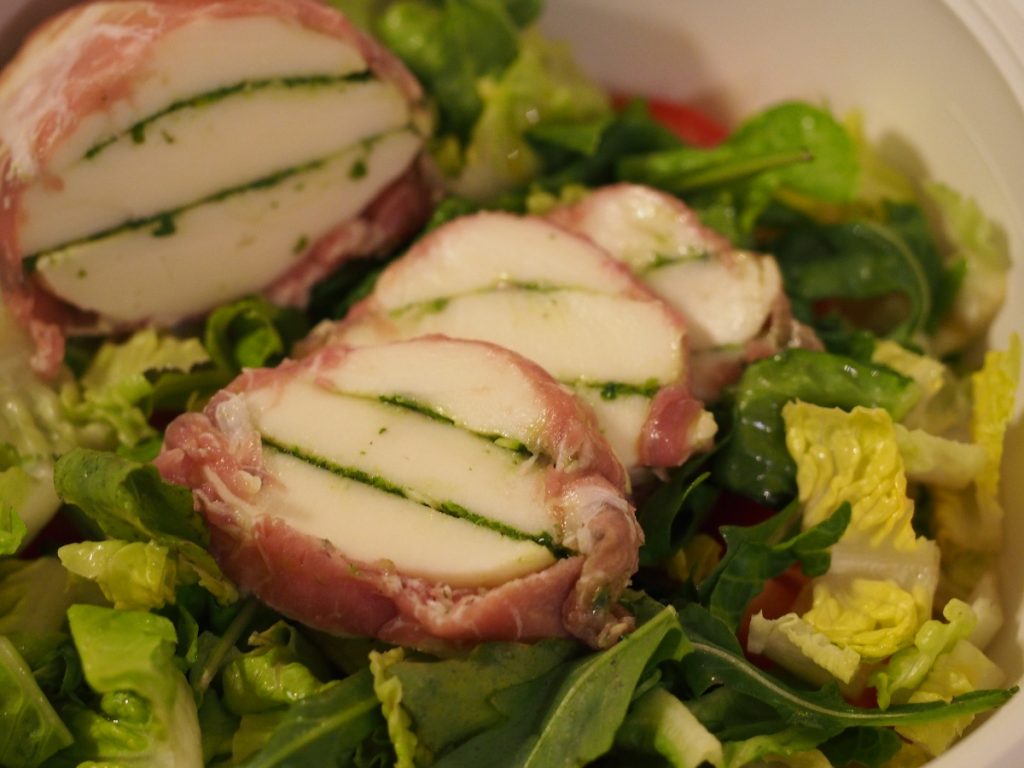 Gefüllter Mozzarella in Parmaschinken