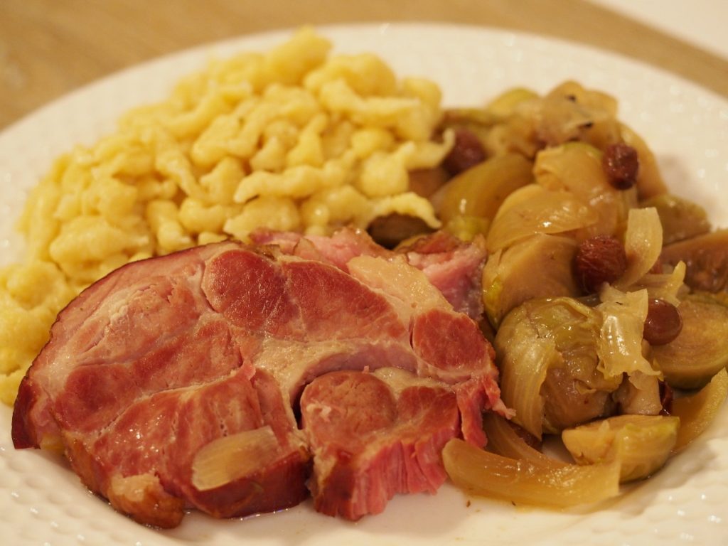 Kassler mit Rosenkohl und Spätzle