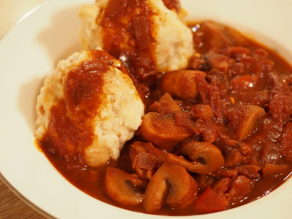 Paprika-Champignon Ragout an Knödel