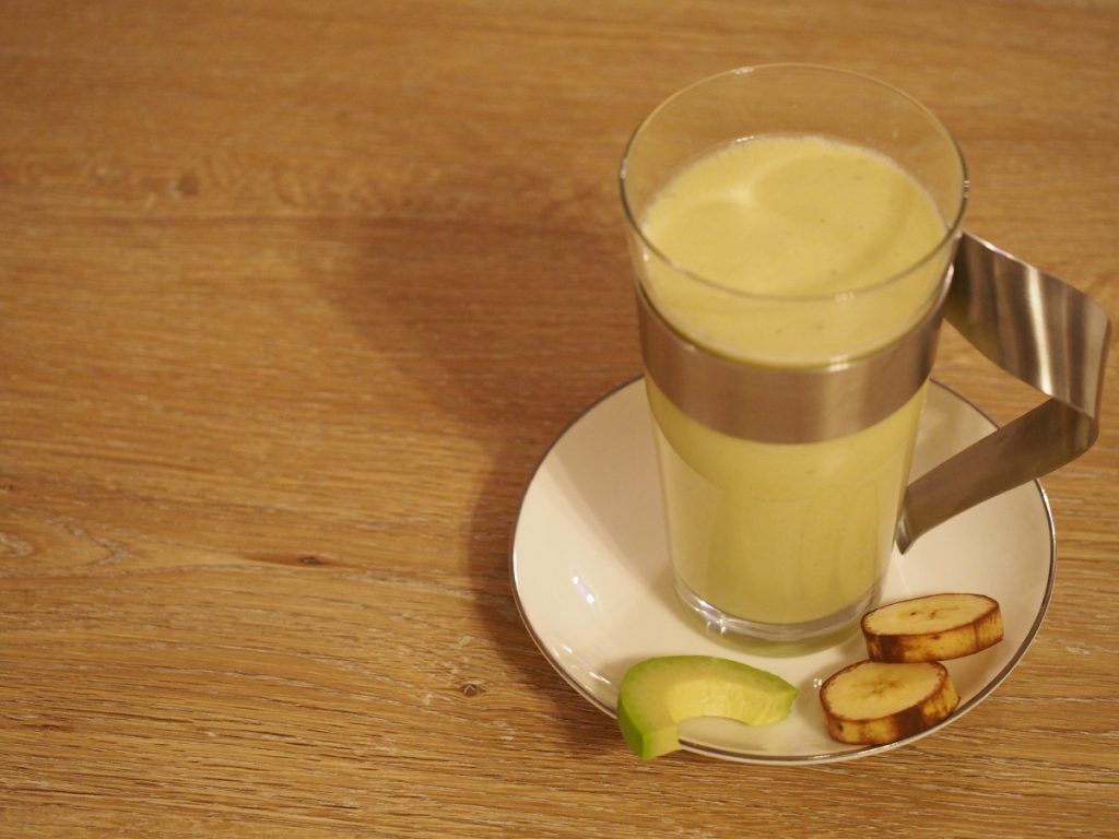 Milchshake mit Avocado und Banane