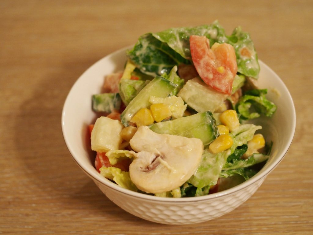 Bunter Salat mit Joghurt-Senf Dressing