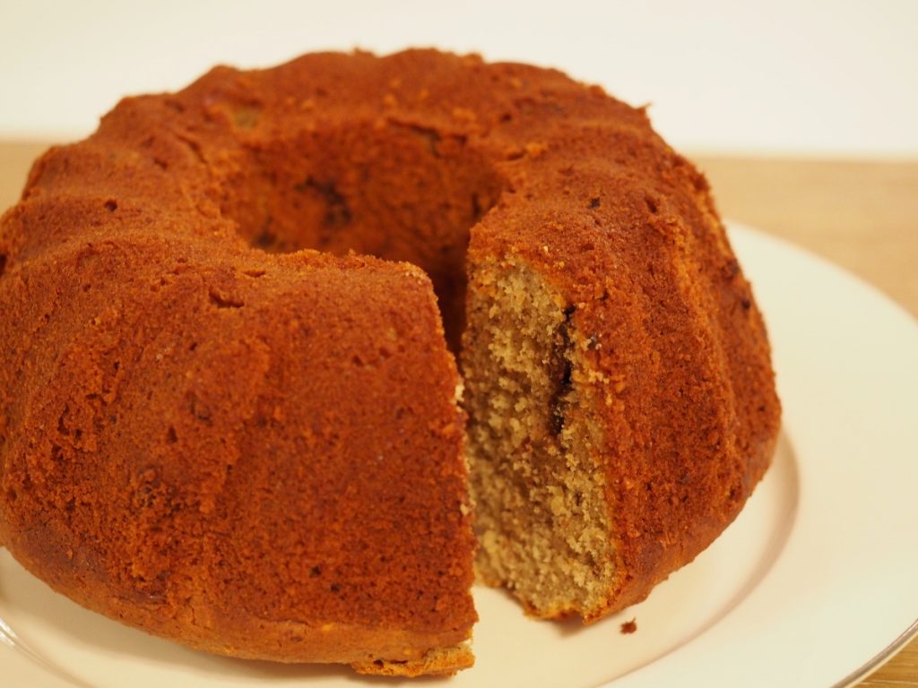 Gugelhupf mit Marzipan, Nüssen und Schokolade