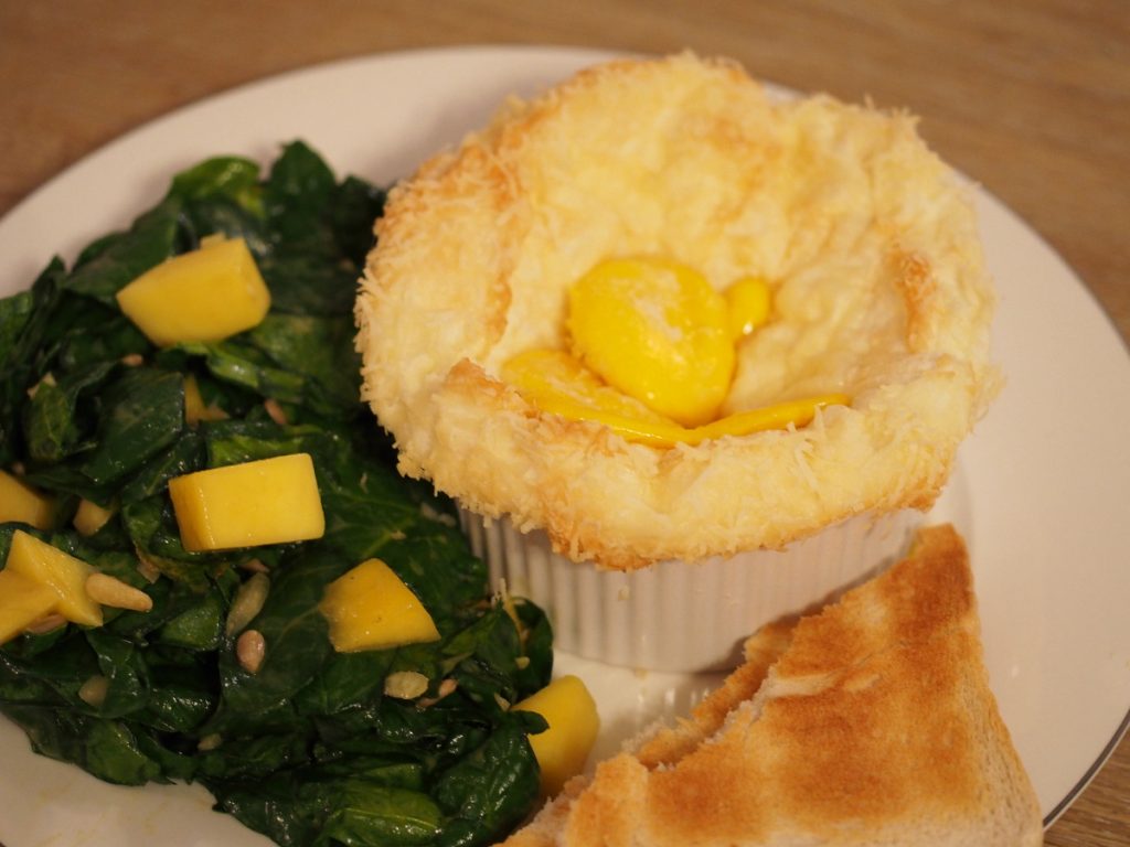 Parmesan-Ei mit Spinat-Mango Salat