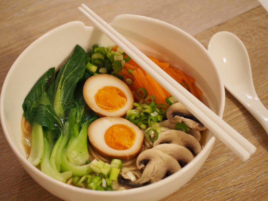 Ramensuppe mit Champignons, PakChoi und Ei