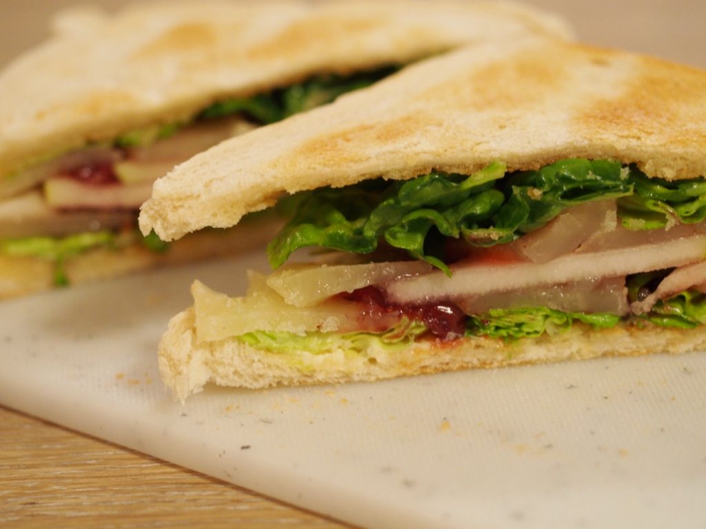 Sandwich mit Harzer Käse, Birne und Preiselbeeren