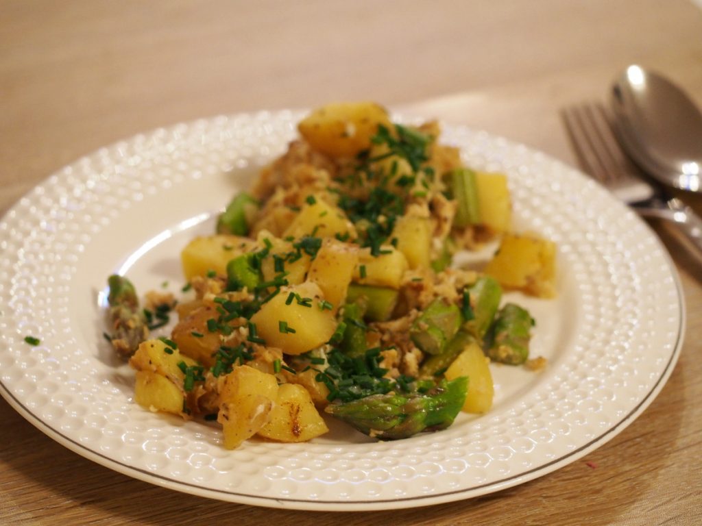 Bauernfrühstück mit Kartoffeln und Spargel