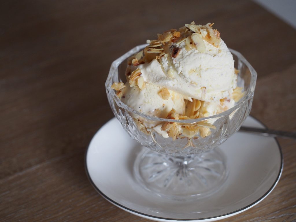 Bienenstich Eiscreme