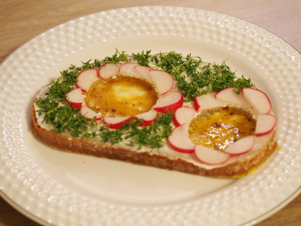 Brot mit Ei, Radieschen und Kresse