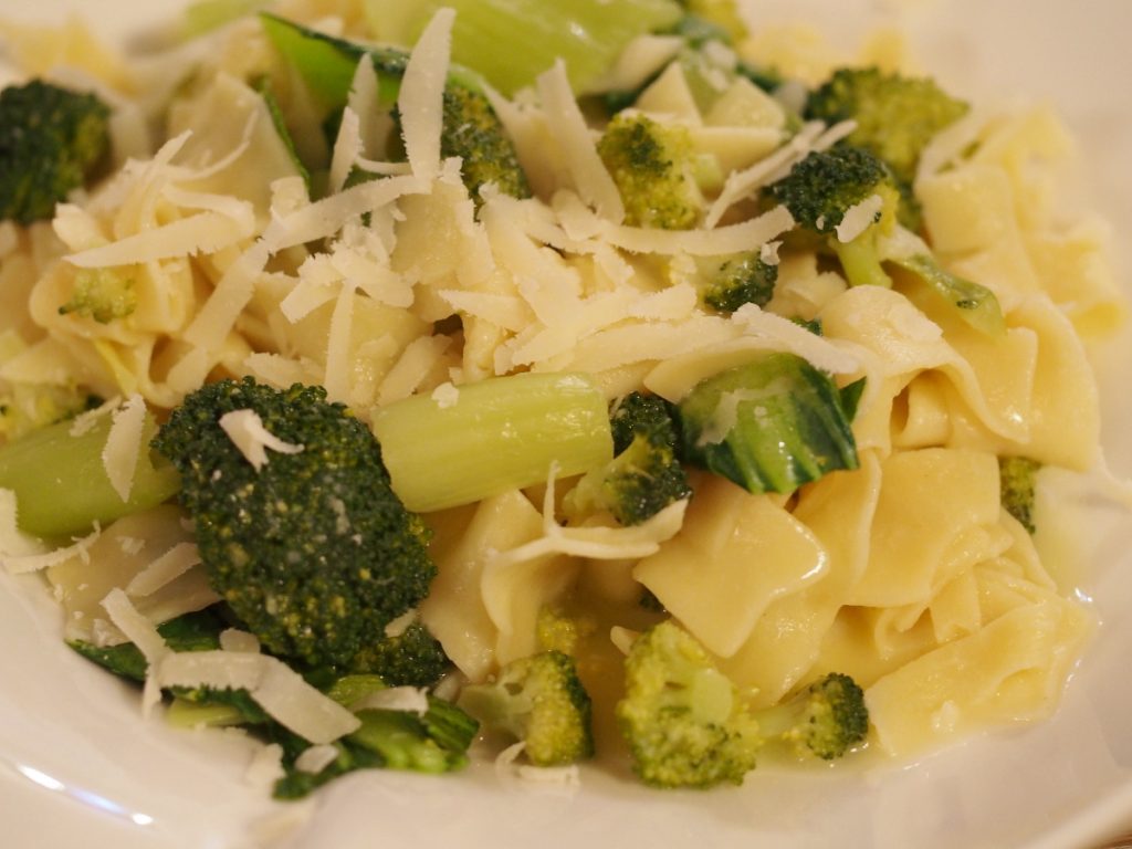 Pasta Alfredo mit Brokkoli und Pakchoi