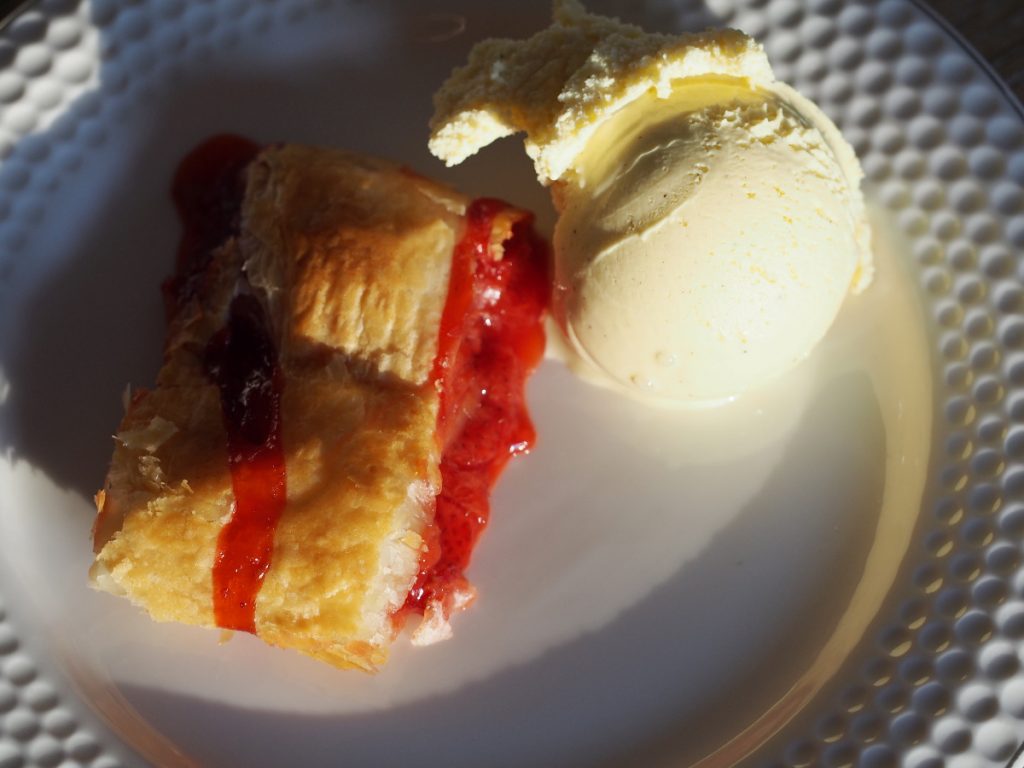 Erdbeerstrudel mit Vanilleeis
