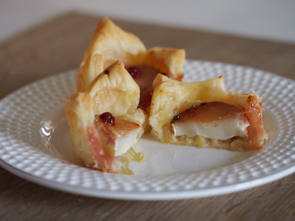 Mini-Tartes mit Rhabarber und Ziegenkäse (12 Stück) | Bunte Küchenabenteuer
