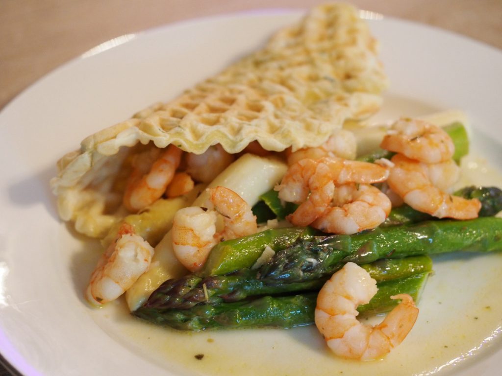 Waffel mit Spargel und Garnelen