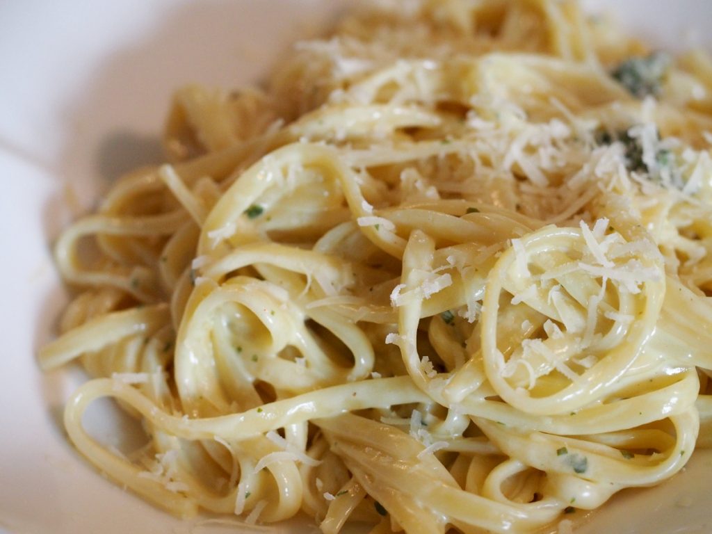 Pasta mit Parmesansauce