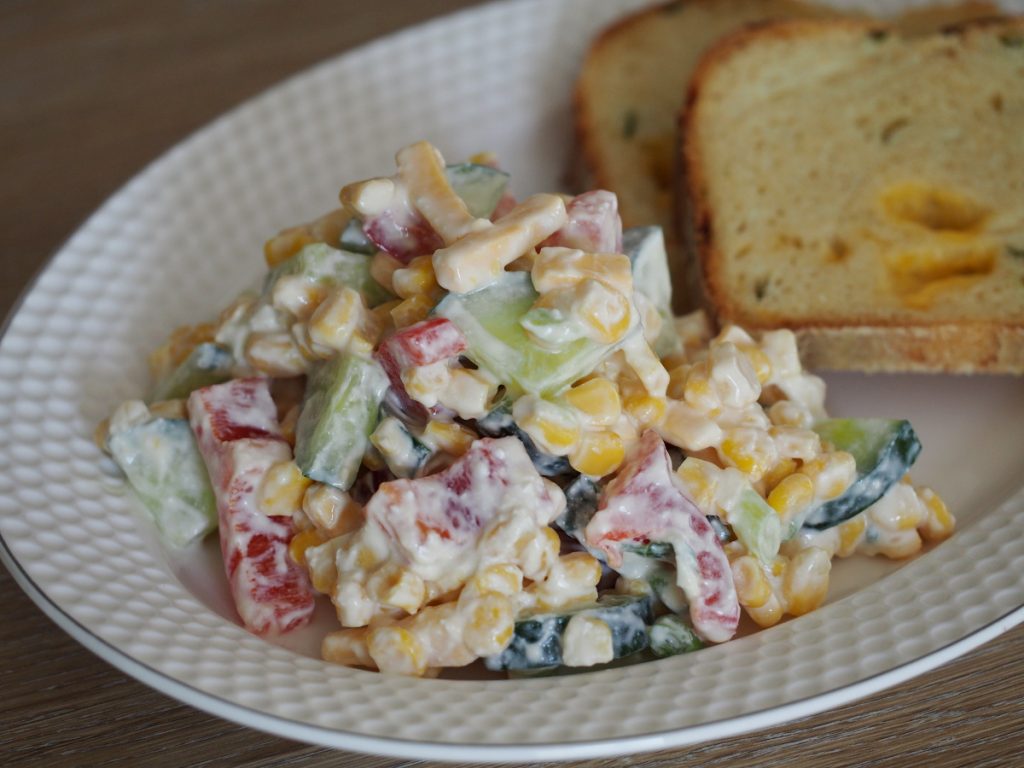 Mais-Paprika Salat mit Cheddar