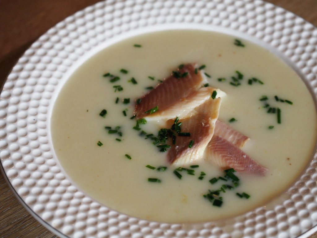 Spargelcremesuppe mit geräucherter Forelle