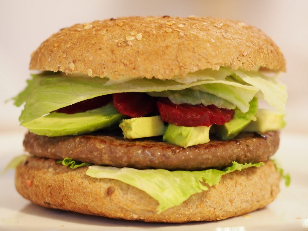 Burger mit Rindfleisch, rote Bete und Avocado (2 Portionen)