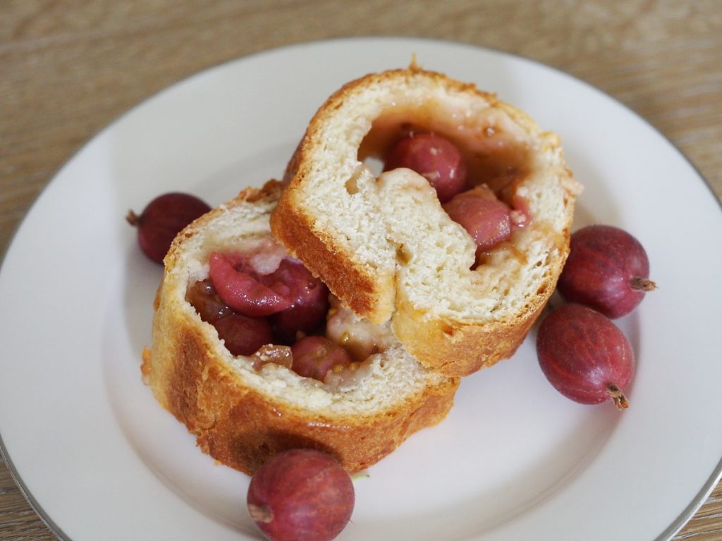Hefekranz mit Stachelbeeren