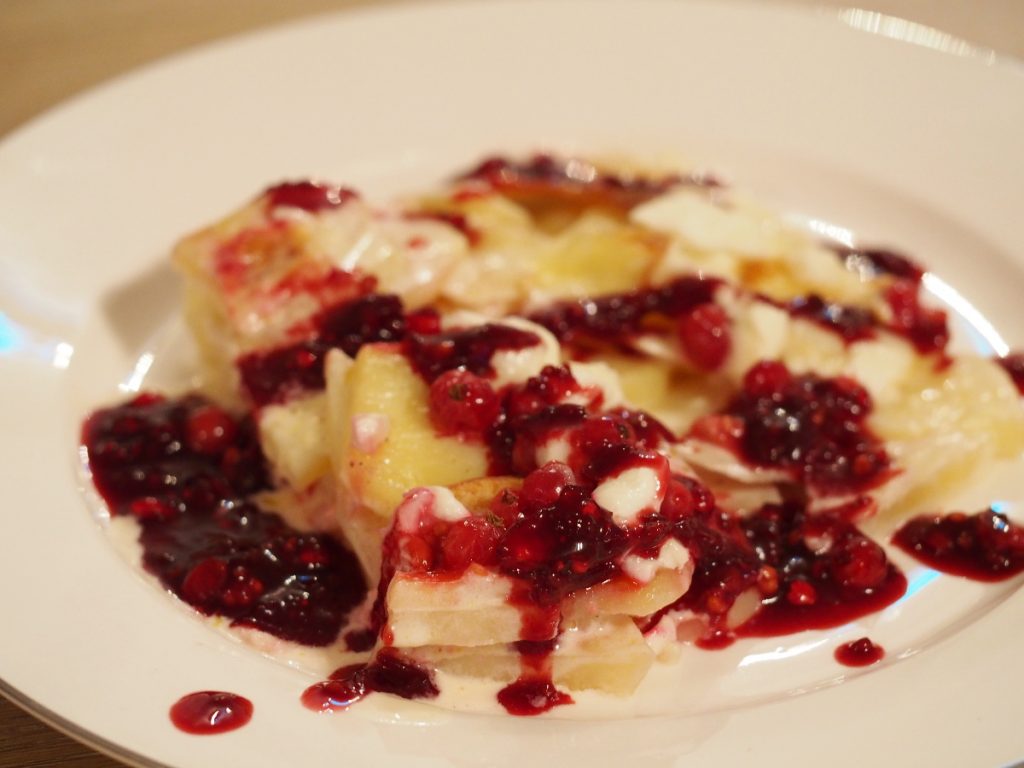 Kartoffelgratin mit Mozzarella und Johannisbeeren