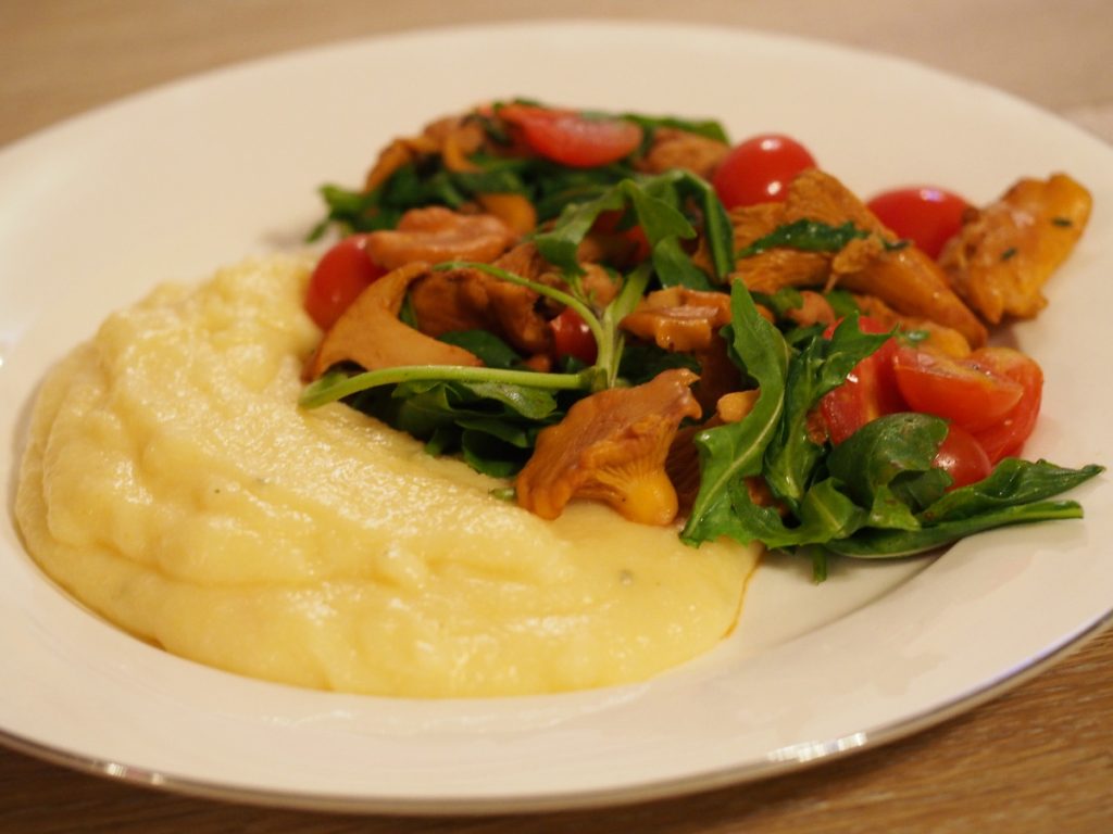 Pfifferlinge mit Tomaten und Rucola an Polenta