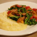 Pfifferlinge mit Tomaten und Rucola an Polenta