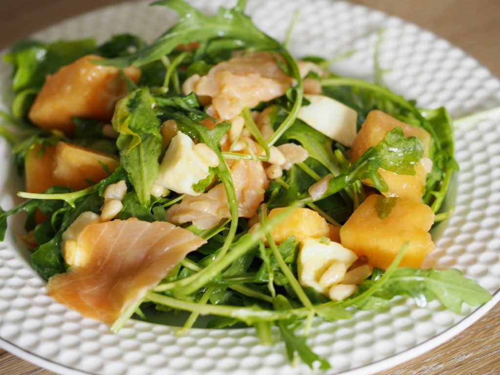 Rucola Salat mit Melone und Räucherlachs