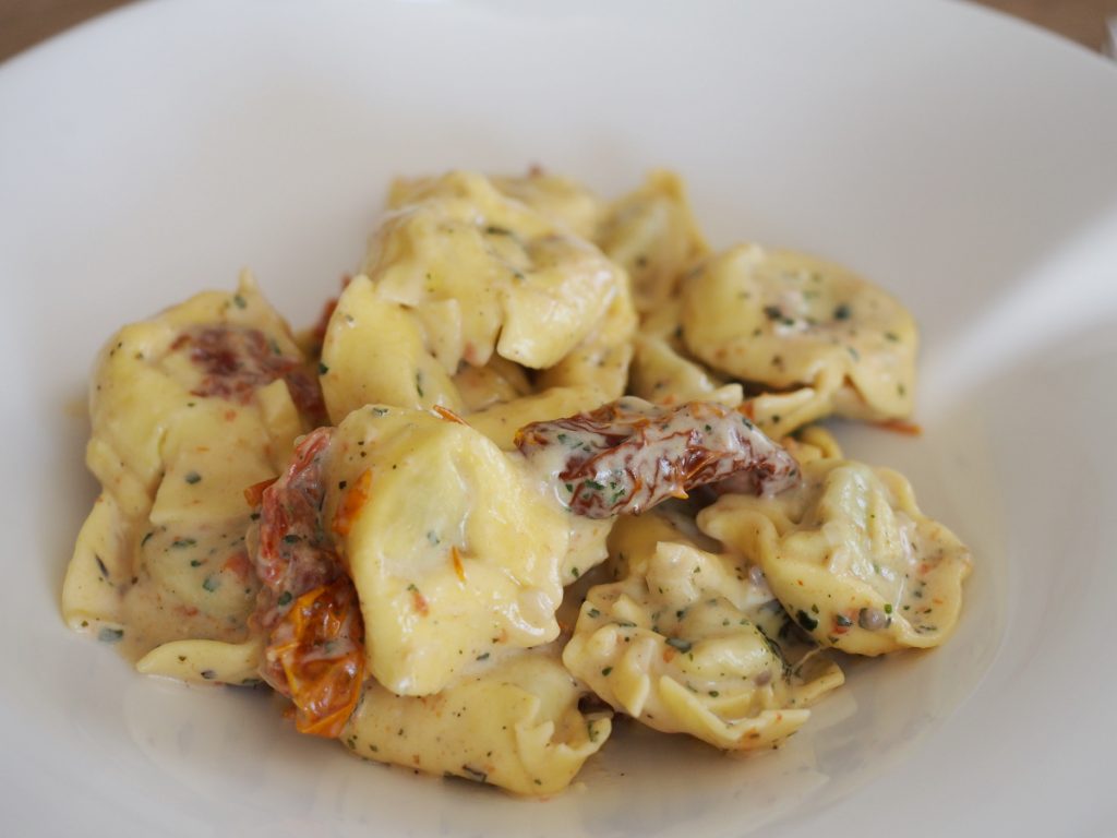 Tortellini mit getrockenten Tomaten und Mozzarella