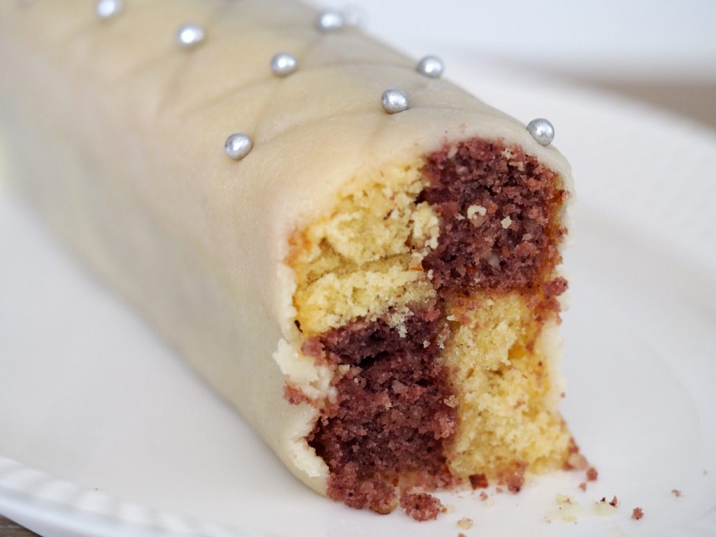 Der angeschnittene Battenbergkuchen