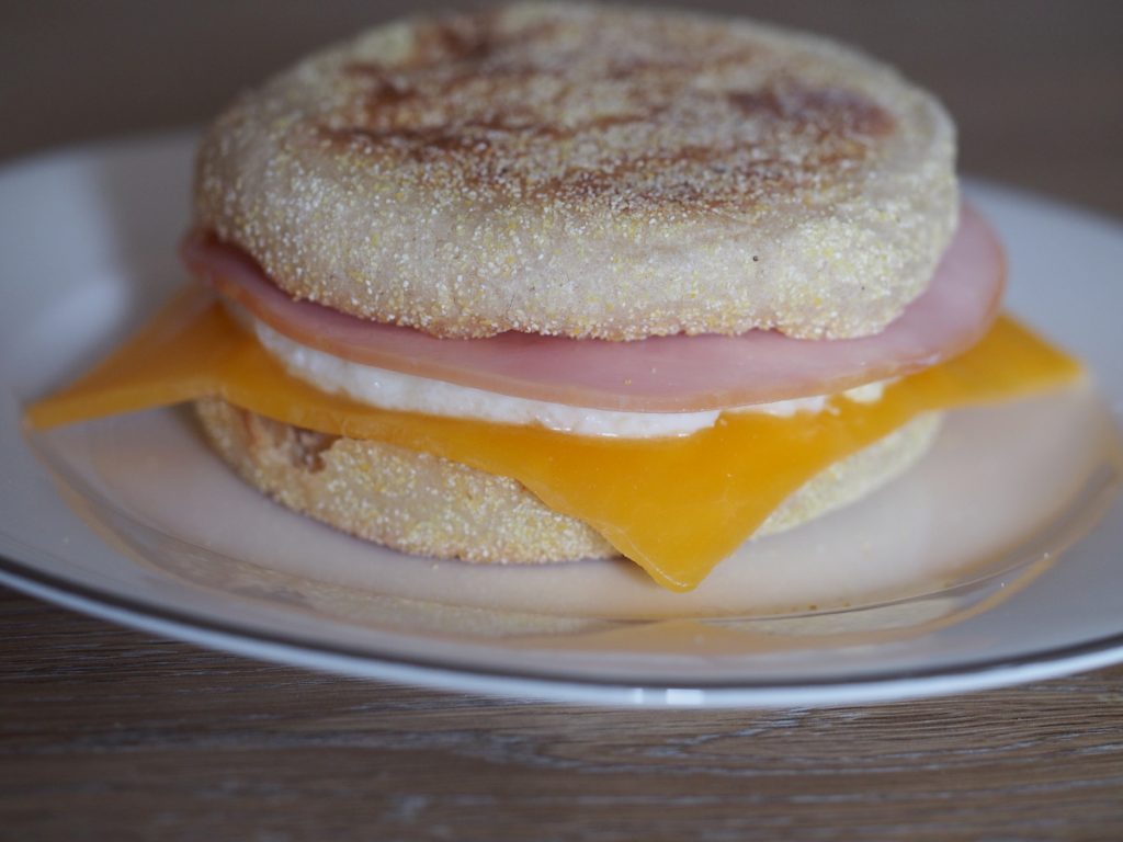 Käse-Ei-Schinken Sandwich