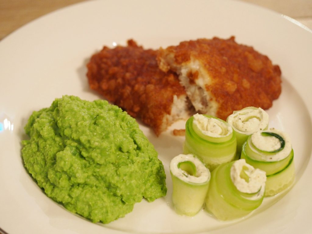 Backfisch mit Erbsenpüree und Gurkenröllchen
