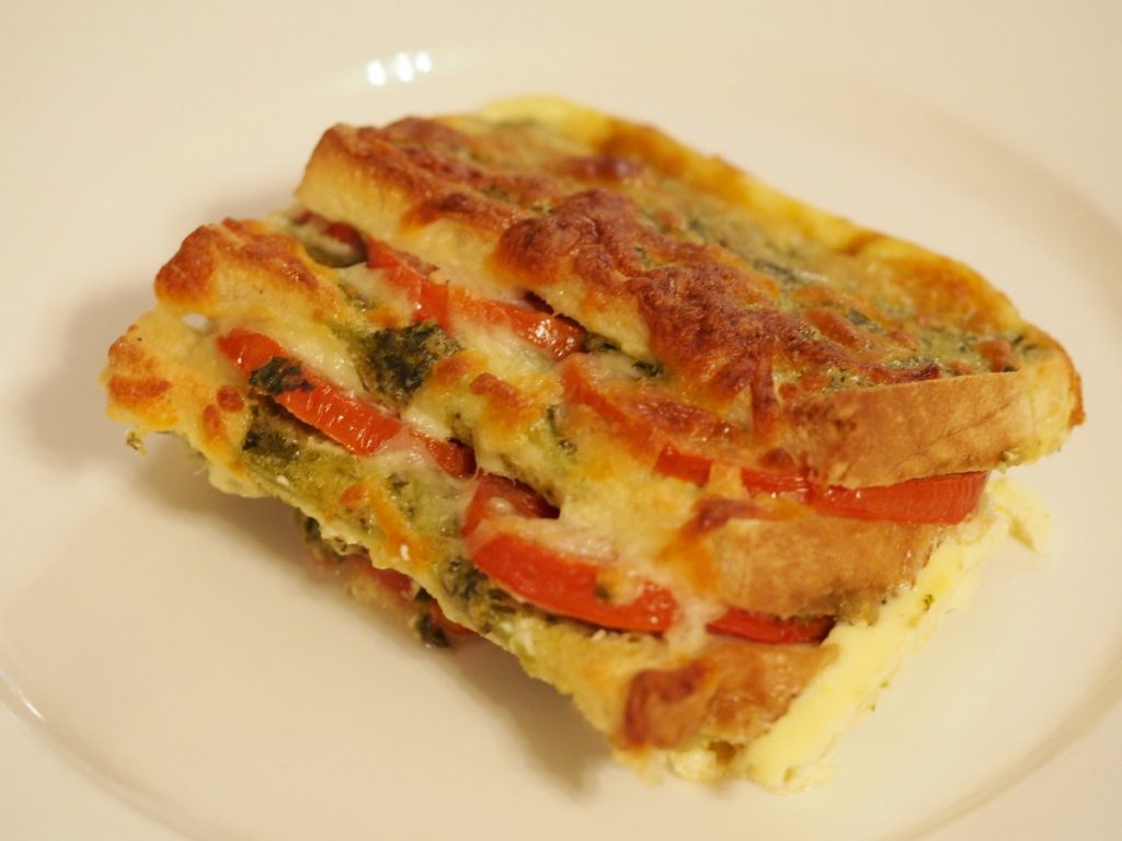 Brotauflauf mit Tomate, Pesto und Mozzarella