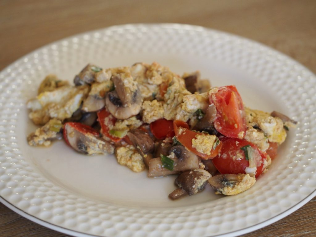 Ei mit Champignons und Tomaten