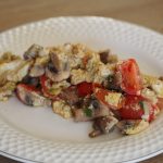 Ei mit Champignons und Tomaten