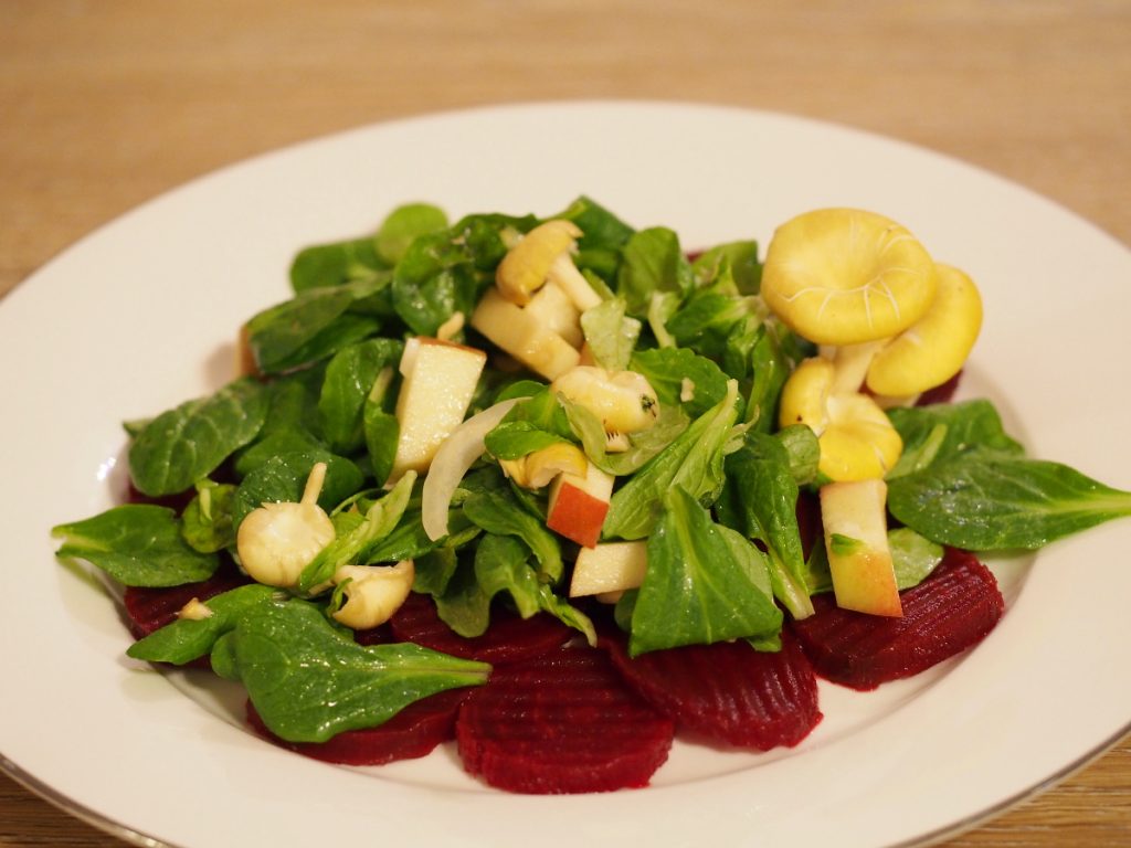 Feldsalat mit Zitronenseitlingen und Apfel