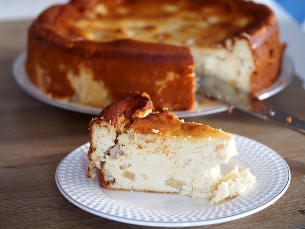 Käsekuchen mit Apfel und Marzipan