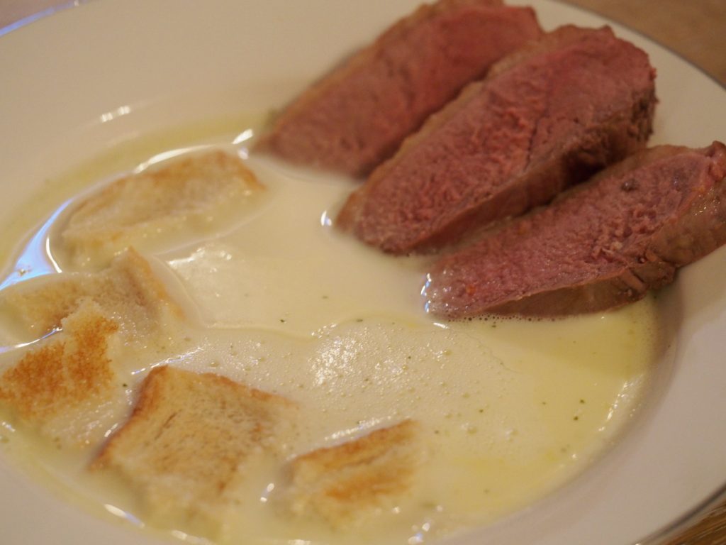 Knoblauchsuppe mit Scheiben einer Entenbrust