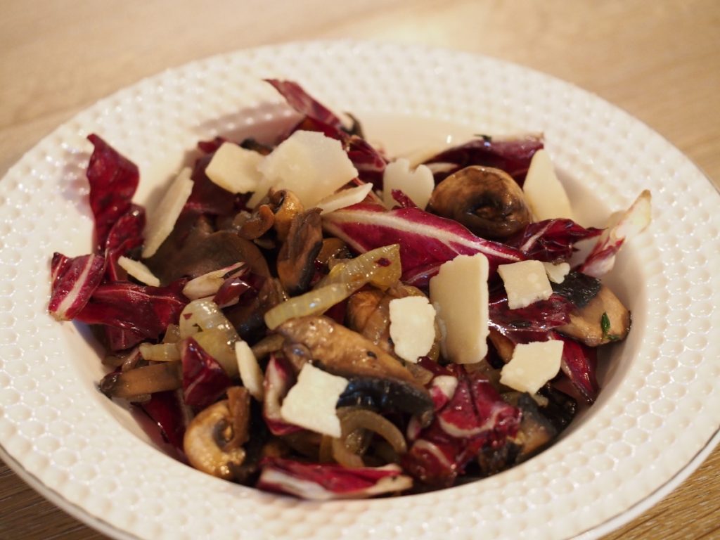 Radiccio Salat mit Portobello und italienischem Hartkäse