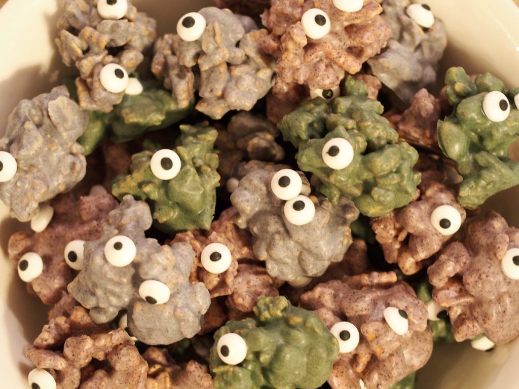 Knusperhaufen mit Zuckeraugen dekoriert