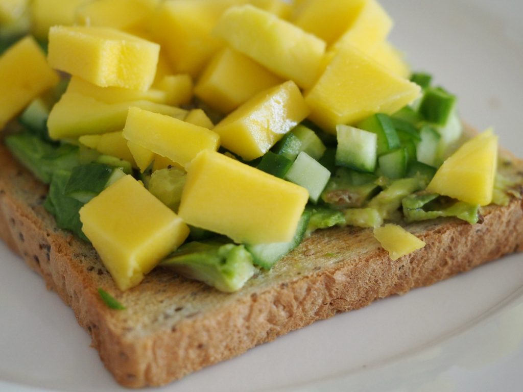 Gurke, Avocado und Mango auf Toast