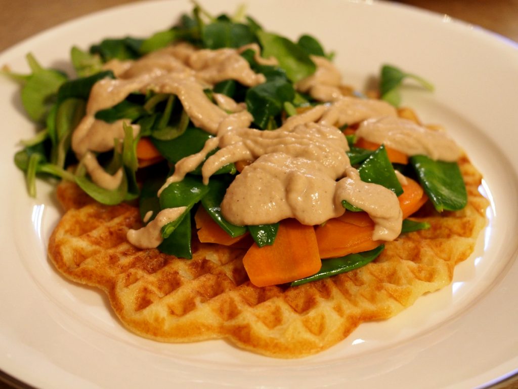Gemüse auf Kartoffelwaffel mit Bohnenhummus