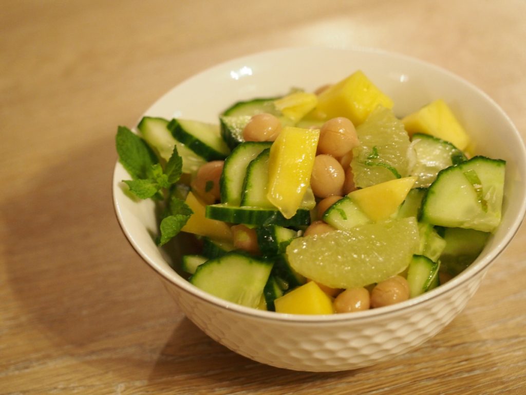 Kicherebsen-Salat mit Mango und Gurke