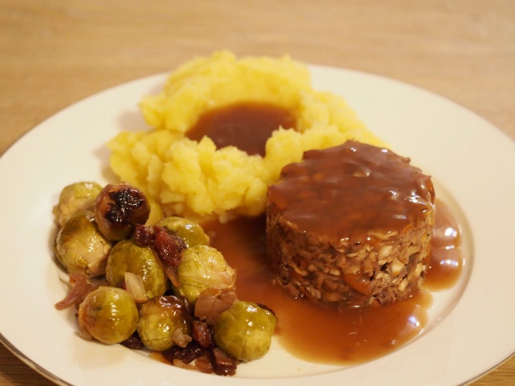 Nussbraten mit Sauce, Rosenkohl und Kartoffelstampf