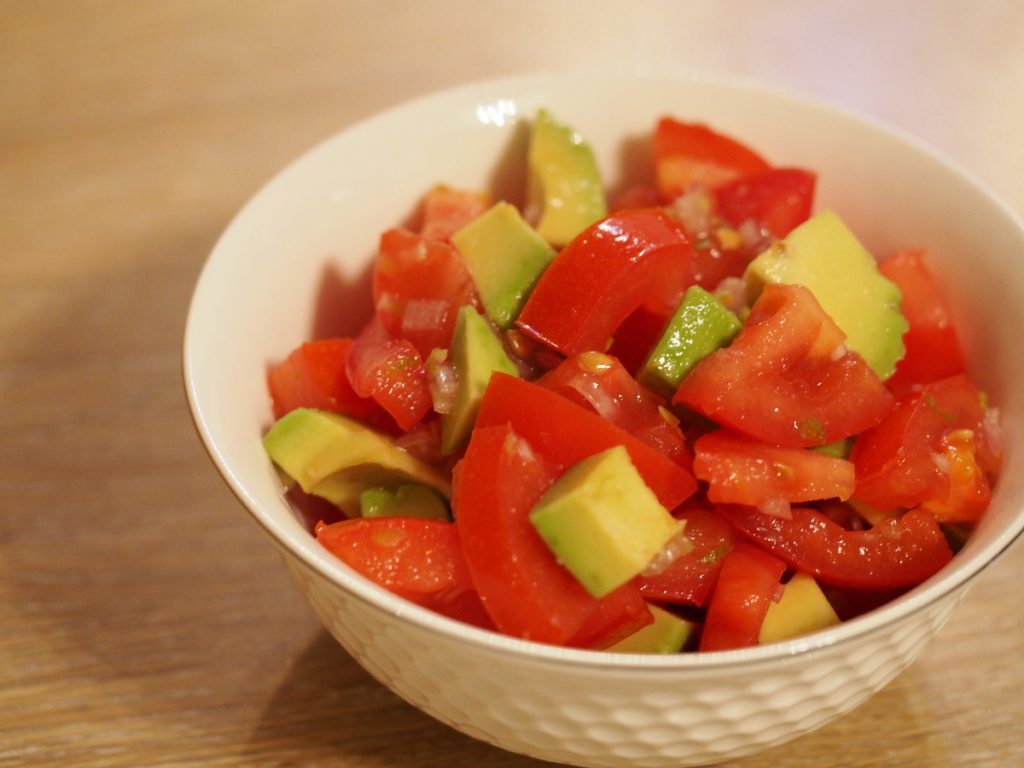 Salat mit Tomaten und Avocado