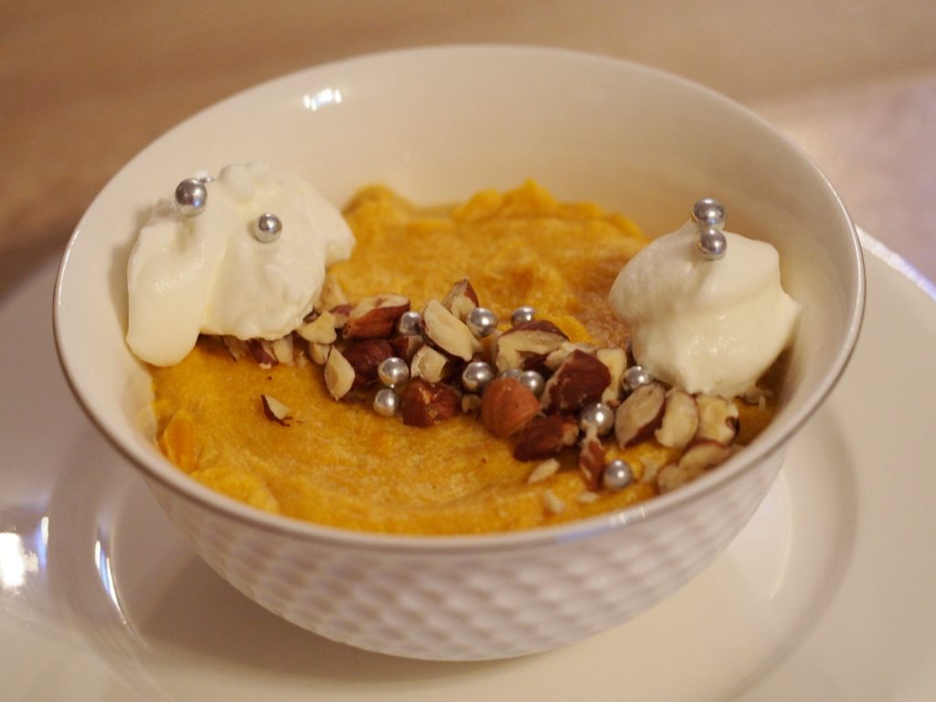 süßes Kürbismus mit Nüssen und Creme derkoriert